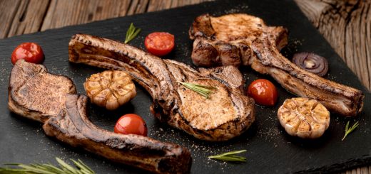 Les côtes de porc rôties au four : un plat convivial et familial