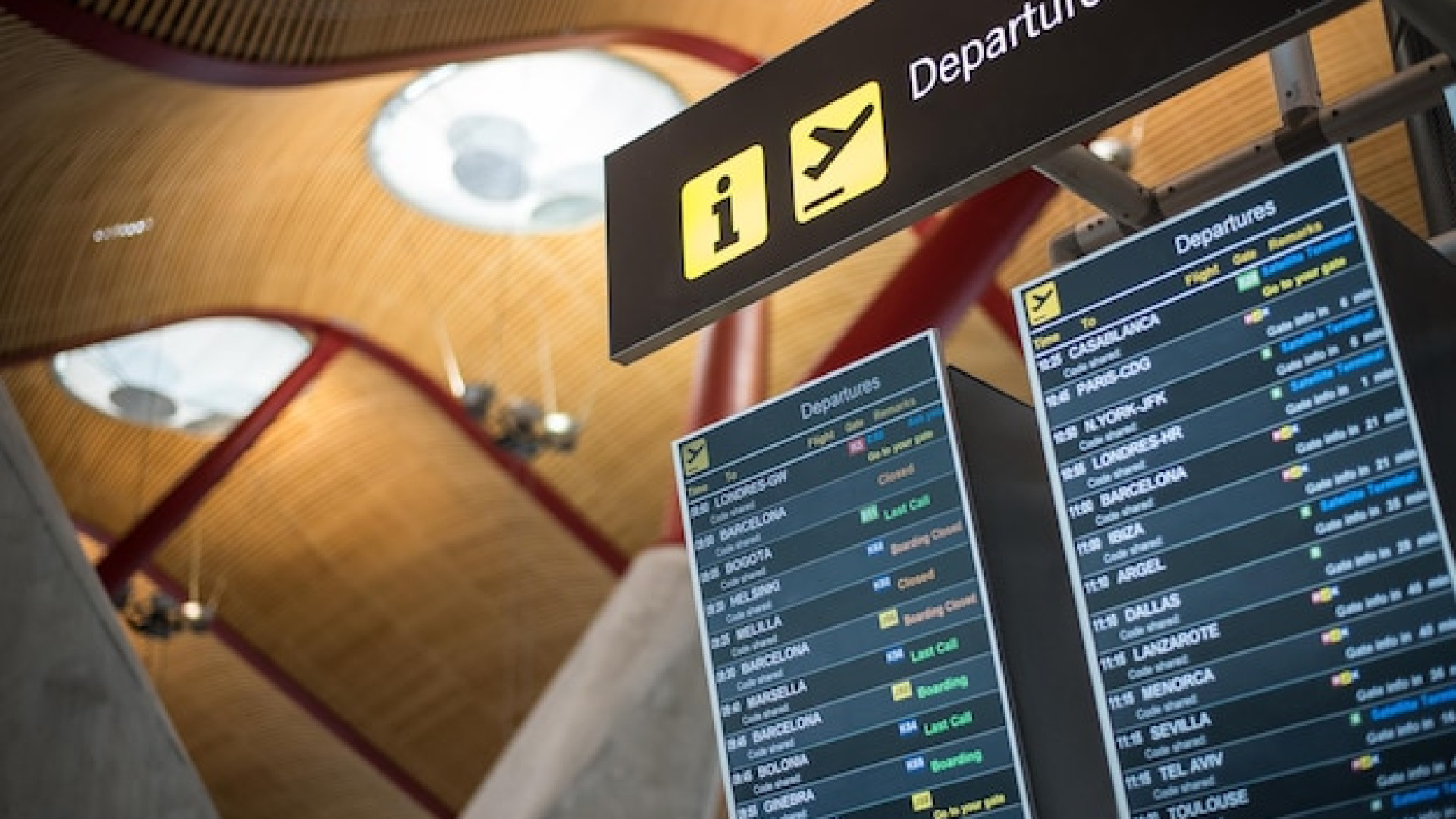 Retard important à l’aéroport : quels droits pour les passagers aériens ?